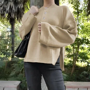 Женский осенний новый однотонный дизайн с пуговицами, длинный рукав, свободный вязаный свитер с разрезом по бокам, женский повседневный пуловер для поездок на работу.